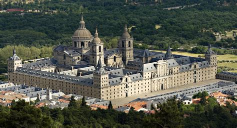 El Escorial 건축 프로젝트: 스페인 필립 2세의 권력과 종교적 열망을 드러내는 거대한 건축물